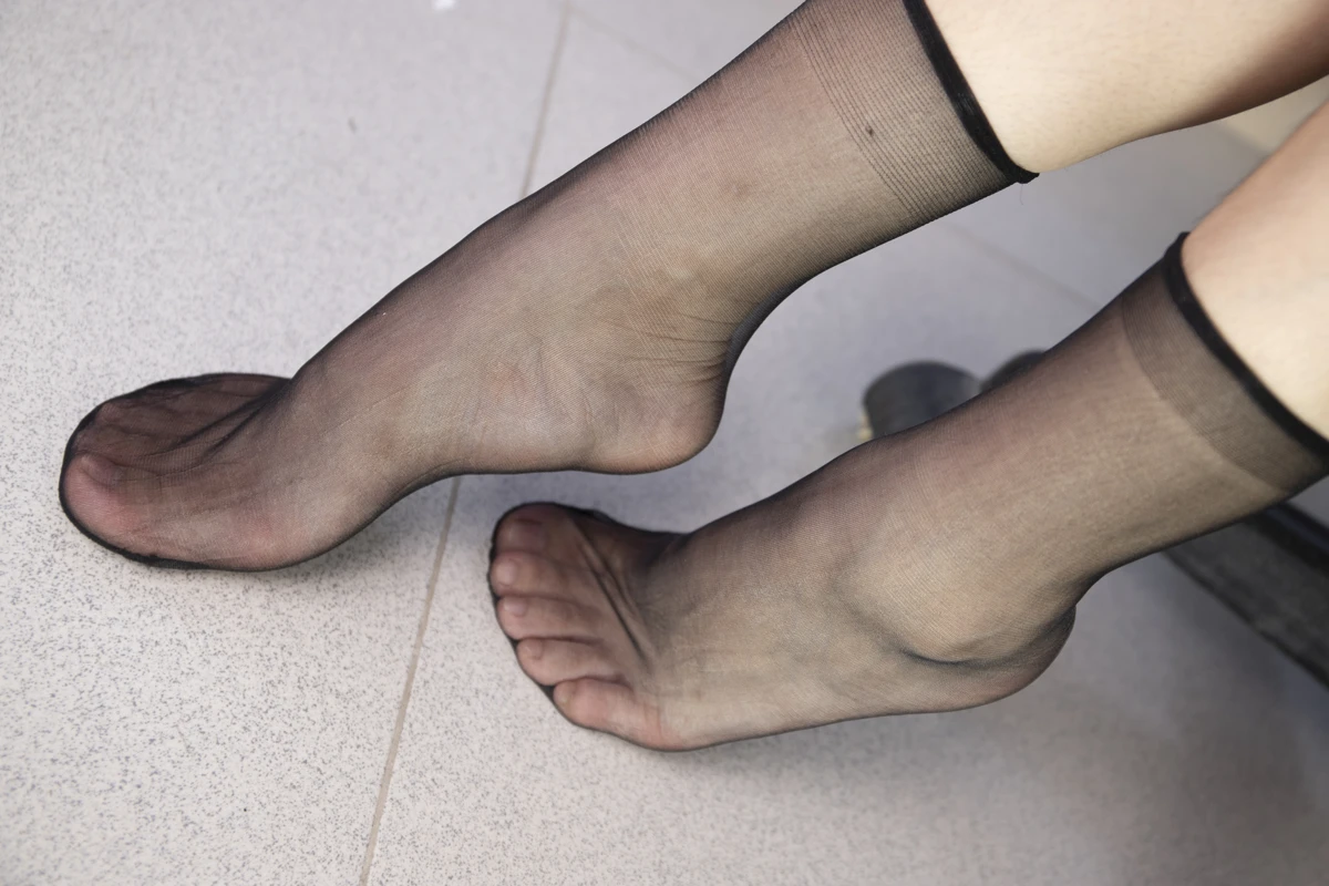 [Mzsock] NO.010 Model Peng Peng shows off her beautiful feet in transparent black stockings in the office, in various postures that are very tempting Southern football skills#[126P]-43